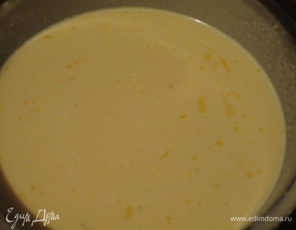 Форму диаметром 24 см смазать сливочным маслом и вылить тесто. Тесто должно получиться очень жидким. Выложить чернослив в тесто.