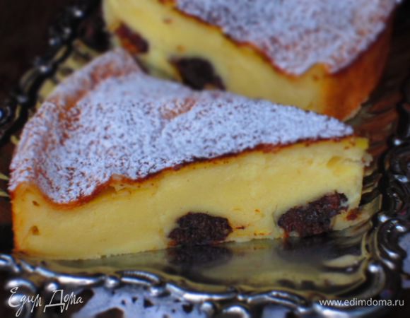 Выпекать в разогретой до 240 °С духовке 10-15 минут, затем температуру снизить до 180 °С и выпекать ещё 25-30 минут. Хорошо  остудить и поставить на 1 час в холодильник. Перед подачей посыпать сахарной пудрой. Приятного аппетита:)