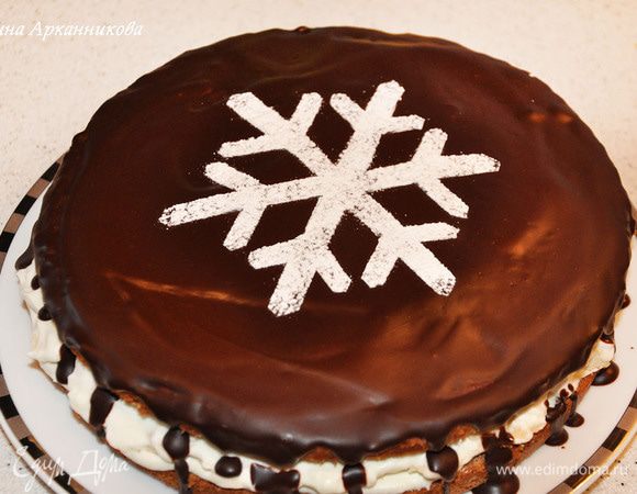 Полить торт глазурью. Для этого растопить шоколад и смешать его с маслом. Покрыть торт и поставить в хол-к. Через 30-40 минут можно украсить. Через трафарет посыпать сахарной пудрой.