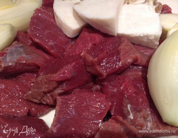 Мясо нарезать кусками.