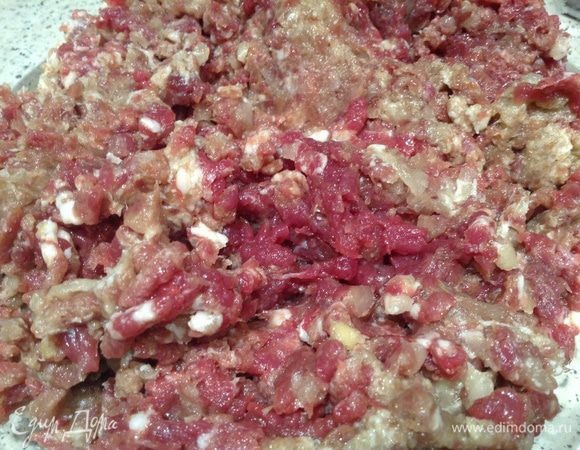 Cделать фарш (мясо, сало,лук). Мясо очень волокнистое и фарш делать сложно(((.