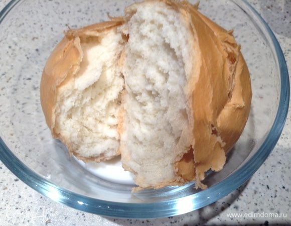 Размочить хлеб в молоке и добавить в фарш.