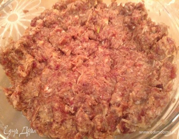 Картошку очистить и натереть на мелкой терке. Добавить в фарш.