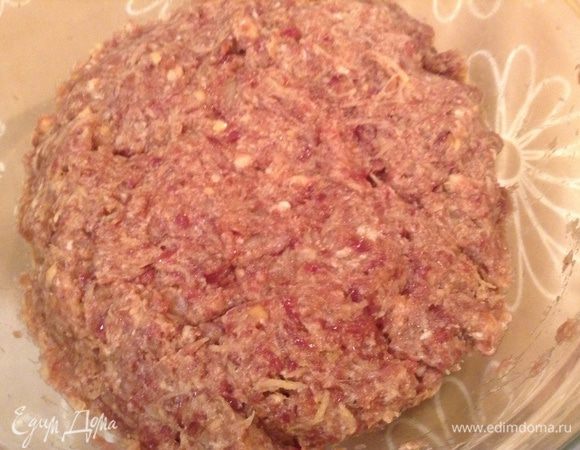 Хорошо вымесить фарш.