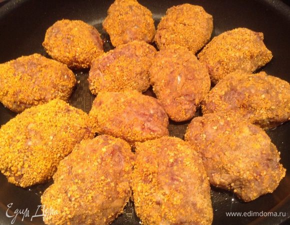 Обжарить с одной стороны до золотистого цвета, перевернуть, закрыть крышкой. И жарить на маленьком огне минут 30.