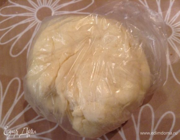 Тесто убрать в холодильник на час.