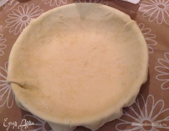 Раскатать тесто и выложить в форму (28см), края должны свешиваться.