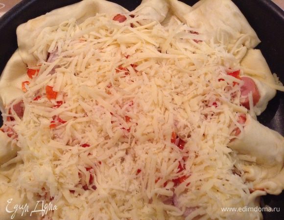 Добавить плавленый сыр, лук, перец, сыр.