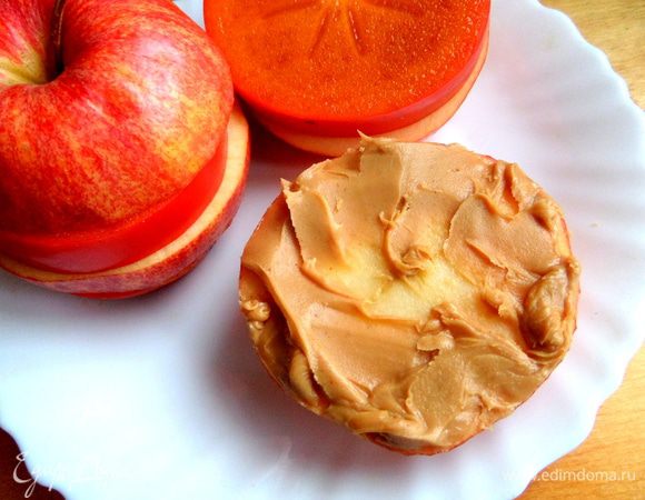 Теперь смазываем дольки арахисовой пастой. Если нет в магазинах,можно приготовить по моему рецепту.