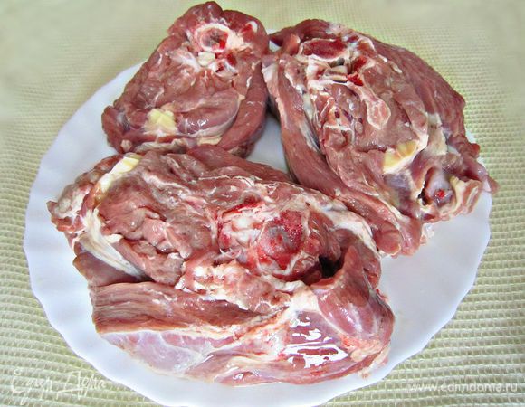 Подготовить мясо. Вот такие 3 мясистых куска шейной части барашка пойдут у нас для запекания.
