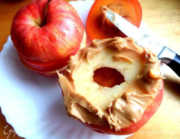 Главное, чтобы паста оказалась ближе к краю и при сборке выехала за пределы кружочка.