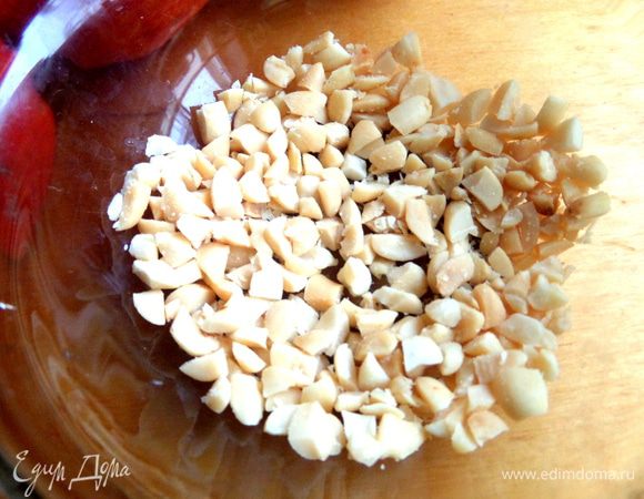 Обжаренный, очищенный арахис порубить на такие кусочки.
