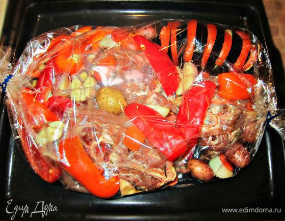 В рукав для запекания уложить баранину, овощи. Закрепить края рукава зажимами и, при необходимости, проколоть сверху зубочисткой или иглой в 3-х местах.