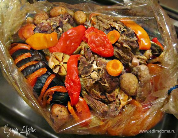 Запекать баранину с овощами в духовке при 170г в течение 2 часов.
Готовые куски баранины разложить по тарелкам с овощами и подавать горячими.