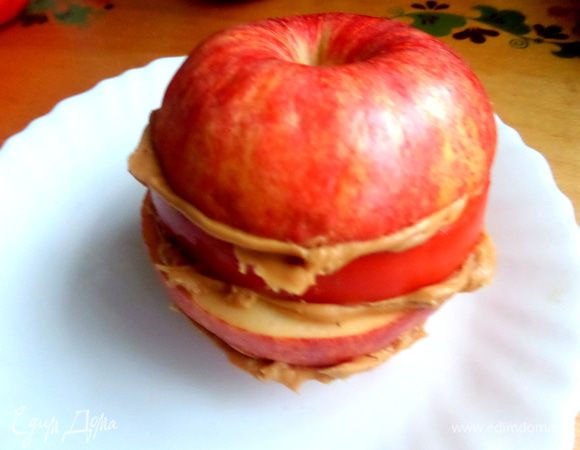 Теперь собираем сэндвич-яблоко и прижимаем слои.