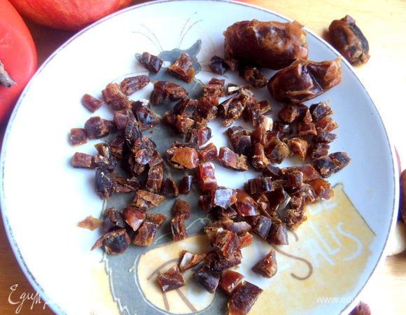 Финики без косточек порубить мелко.