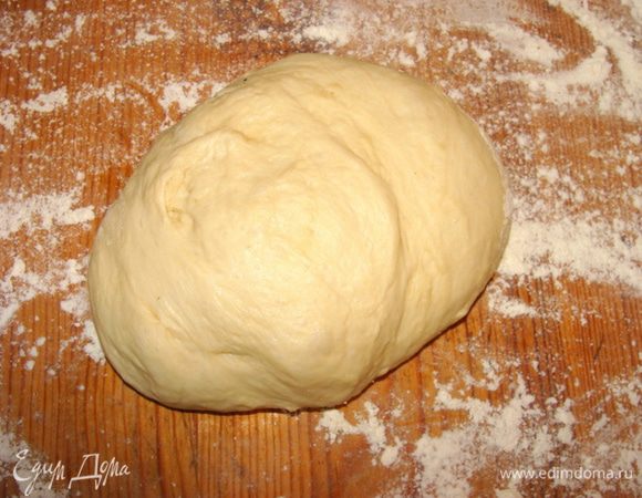 Хочу сразу сказать, что теста получается из данного кол-ва продуктов около 1 кг, и хватает его на 3 большие пиццы. Сыворотку подогреть до 30*, развести в ней дрожжи и сахар, добавить масло и яйцо. потом просеянную муку и соль, замесить тесто. Вымесить нужно тщательно 6-8 минут. Поставить подходить в теплое место. Когда тесто поднимется, обмять его и дать еще раз подойти. Потом взять 1/3 часть, растянуть в виде продолговатого жгута, длинной примерно 30 см.