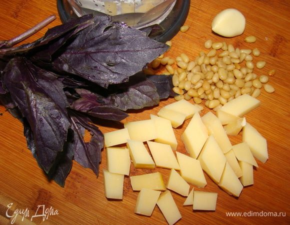 Соус: Подготовить базилик и чеснок. Чеснок регулируйте по вкусу, я люблю острое, у меня было два больших зубчика. Сыр пармезан порезать кубиками.