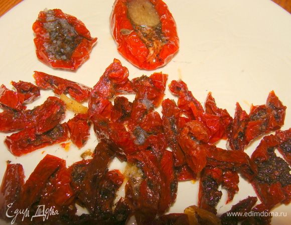 Помидорки порезать на несколько частей.