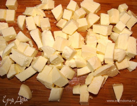 Моцареллу порезала кубиком.