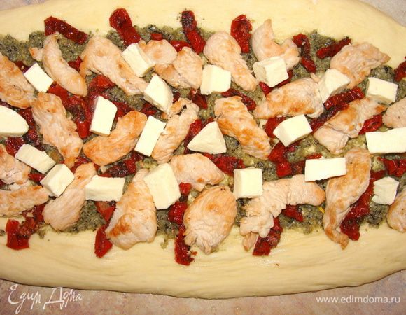 Сверху кусочки сыра. На фото мало кусочков, я потом доложила еще столько же. Но тут на свой вкус полагаться можно, количество не принципиально. Количество начинки рассчитано на две продолговатые пиццы, размером примерно 40 см. Это если класть не жалея, как я люблю, а если класть, как нам обычно подают в ресторанах, то на все 3 с верхом хватит)))))