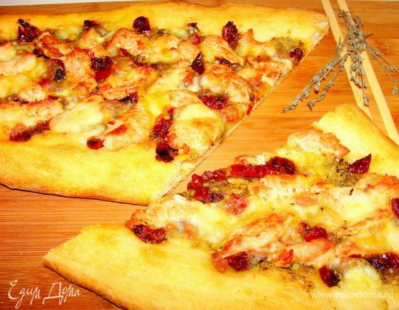 Получилась пицца имени Меня))) Все самое любимое на свой вкус собрала! Но понравилась не только мне, всем! Даже тем, кто вяленые помидорки у меня не ест))) Очень богатая и сытная! Буду рада если и вам понравится!