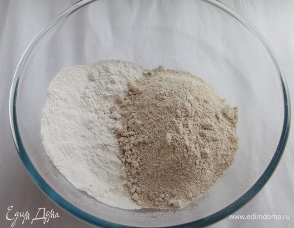 Муку просеять, добавить соль и соду.
