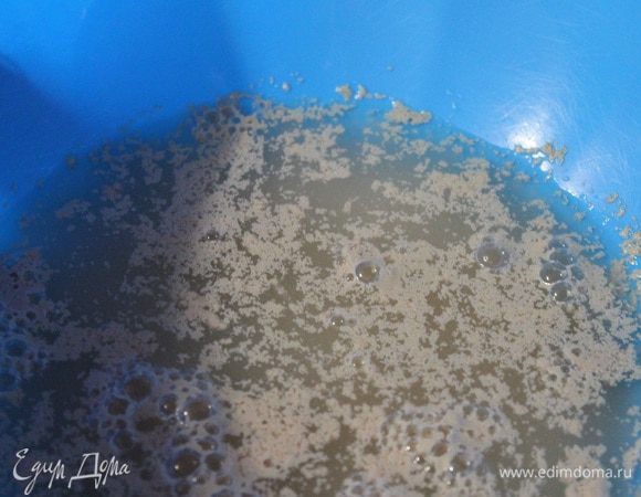 Сначала делаем опару: В миску высыпаем дрожжи, сахар, муку 2 ст.л., размешиваем и добавляем всю воду. Миску накрываем полотенцем и оставляем на 20 минут, до образования шапочки.