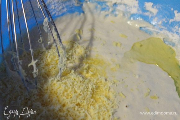 В подошедшую опару добавляем щепотку соли и один стакан просеянной муки, хорошо вымешиваем венчиком. Затем добавляем масло и 1 ст.л. сыра потертого на мелкой терке. И оставшуюся муку.