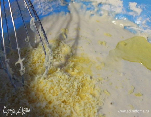 В подошедшую опару добавляем щепотку соли и один стакан просеянной муки, хорошо вымешиваем венчиком. Затем добавляем масло и 1 ст.л. сыра потертого на мелкой терке. И оставшуюся муку.