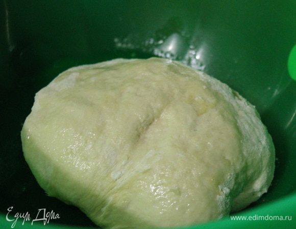 У меня муки понадобилось примерно 2,5 стакана. Как только тесто перестало липнуть к рукам, скатываем его в шар и перекладываем в чистую миску, слегка смазанную маслом. Накрываем полотенцем и оставляем на 1,5 часа.