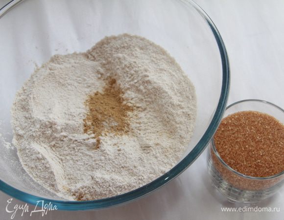 Добавить сухой имбирь, коричневый сахар.