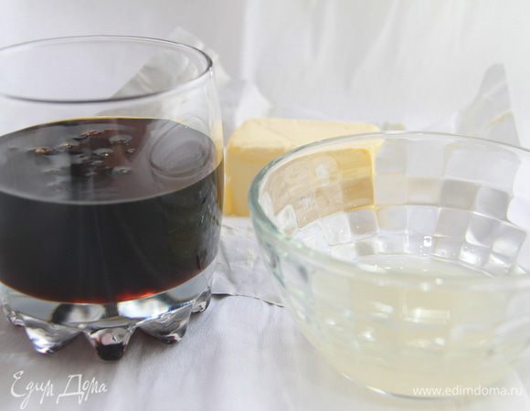 К мучной смеси добавить чёрную патоку (если нет, замените на тёмный мёд), смалец, масло.