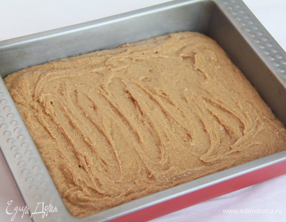 Тесто выложить в смазанную маслом квадратную форму (размер 18х20см). Выпекать при 170*С минут 10, затем при 150*С ещё минут 20-25. 