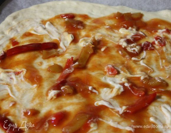 Противень застелить пергаментом и слегка смазать маслом, тесто распределить руками, сверху выложить майонез и лечо. И отправить в духовку разогретую до 200 градусов, на 7 минут.