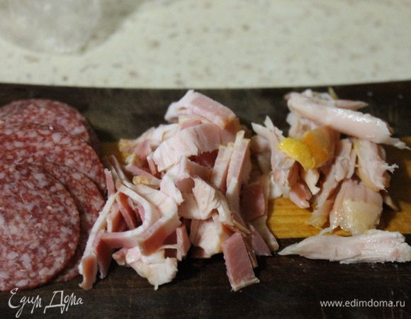 Колбасу нарезать кружочками, пластинки бекона соломкой, окорочок разделить на волокна.
