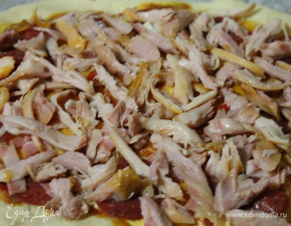 Достаем основу с соусом из духовки,  выкладываем начинку и посыпаем сыром потертым на крупной терке. И отправляем опять в духовку на 20-30 минут.