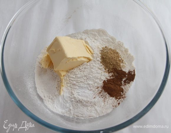 Муку просеять, добавить соду, разрыхлитель, пряности.
