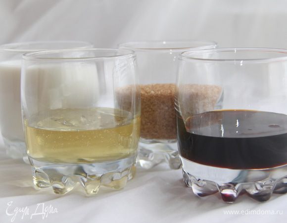 Отмерить патоку, сироп, сахар и молоко. Соединить всё вместе и прогреть на огне или в микроволновке до растворения сахара.