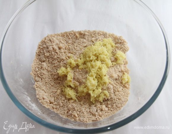 Добавить свежий тёртый имбирь к мучной массе.