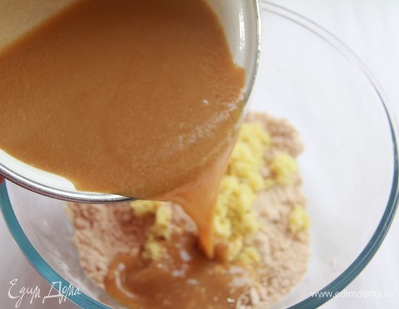 Добавить тёплую молочно-паточную смесь к мучной массе, перемешать.