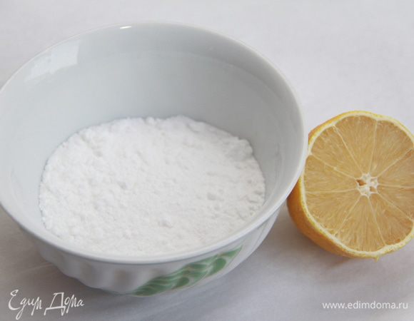 Для глазури смешать пудру с лимонным соком, добавить воду при необходимости.