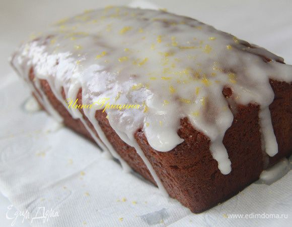 Покрыть кекс помадкой. Сверху посыпать тёртой цедрой лимона.