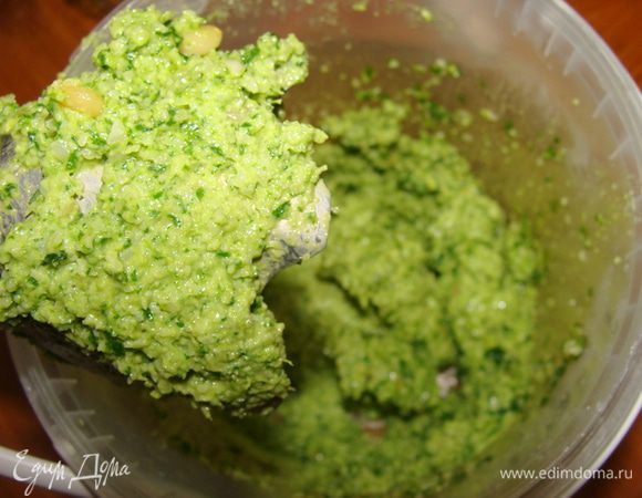 Сначала нужно измельчить в блендере шпинат и чеснок, потом добавить сыр и масло оливковое, в конце орешки, чтобы они не полностью измельчились. Получается яркий и оооочень вкусный соус! Лично мне он нравится больше чем с базиликом))) Мы его и просто на хлебушек с удовольствием намазываем...