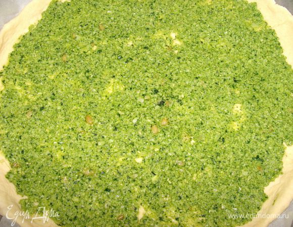 Намазать основу для пиццы обильно соусом.