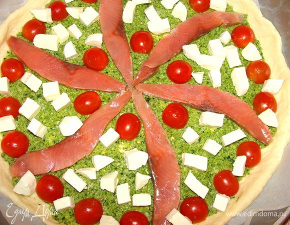 Разложить красиво кусочки лосося. Помидорки порезать пополам и выложить узором или хаотично, тут дело фантазии. Если хотите, чтобы помидорки лучше пропеклись, их нужно проколоть кончиком ножа. Сыр порезать кубиками если он крупный и выложить сверху. 