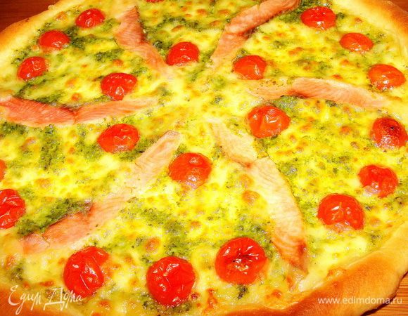 Запекать пиццу при 260 * минут 15-20. Эта пицца получается очень сочная, за счет помидорок и большого количества моцареллы.