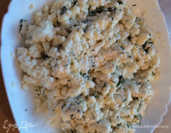 Начинка: Раздавить чеснок, размять брынзу вилкой. Смешать чеснок, зелень, брынзу и половину порции сметаны.