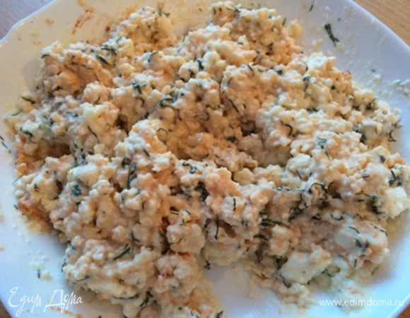 Взбить вилкой 1 яйцо. Добавить в начинку. Поперчить.