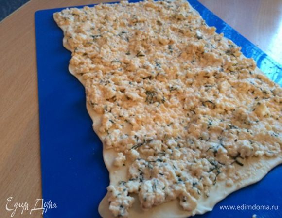 Раскатать тесто толщиной 3 мм. Выложить начинку.